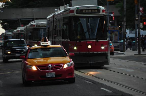 Bondes e carros dividem o mesmo espaço em rua de Toronto, no Canadá